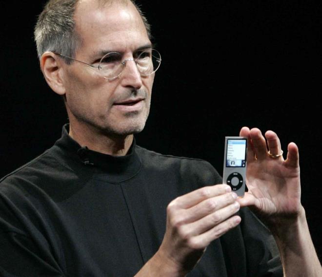 3. Yuvaya dn ve iPod a<p>Steve Jobs'un irkete geri dnmesi hem Apple hem de kendisi iin bir altn dnemin balangc oldu. <p>    iPod'un piyasaya kmas mzik alkanlklarnda kkl bir deiimi beraberinde getirdi.<p>    Kasetli walkman devri zaten bitmiken, CD'li discmanler de yava yava mzelik olmaya balamt.    Ancak gnlk hayata dorudan yansyan deiiklik iTunes ve iPod ile snrl kalmayacakt...