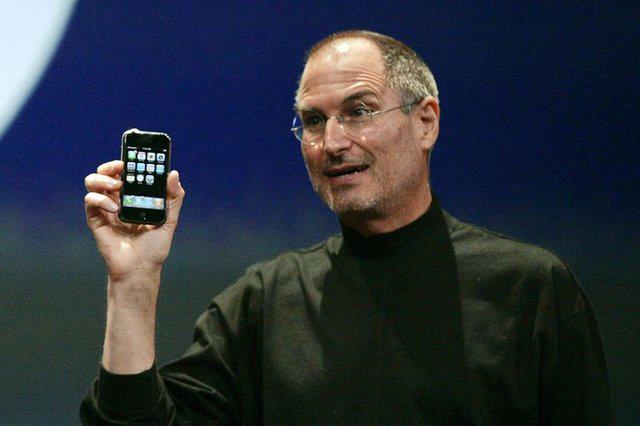 4. iPhone ya da bir dier adyla iletiim devrimi<p>2007 ylnn Haziran aynda San Fransisco'da Steve Jobs tarafndan gerekletirilen tantm ile cep telefonlarnn ilevi baka bir boyut kazand.<p>    O zamana kadar birini aramak veya mesajlamaya yarayan cep telefonu artk insanlarn ellerinde dremeyecekleri bir alete dnecekti.<p>    AppStore araclyla binlerce uygulamay telefona indirebilecek, tularn yerini dokunmatik ekran alacakt.    stelik daha kaliteli fotoraflar ekilecekti.