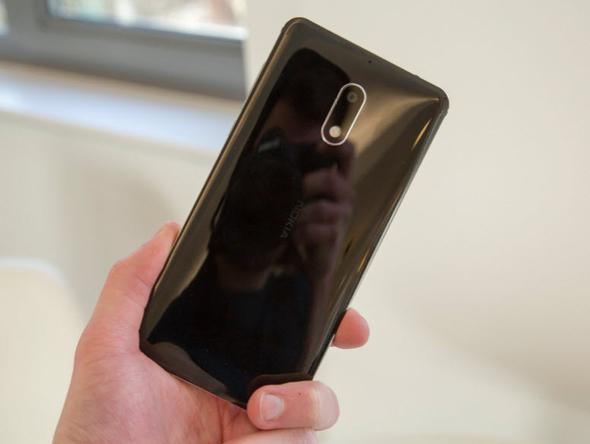 Arka ksmda 16MP'lik bir kameraya sahip olan telefonun n kameras ise, 8MP znrlk sunuyor.