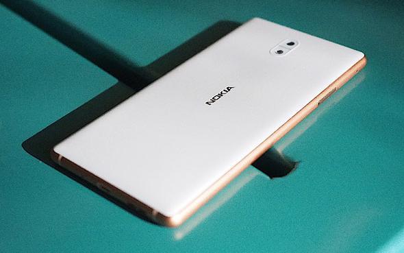 Nokia 3'n gm beyaz, mat siyah, mavi ve bakr beyaz olmak zere drt farkl renk seenei bulunuyor.