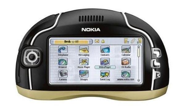 Nokia 7700  -  2003 ylnda piyasaya srlen cihaz hem i fokuslu hem de multimedya ierikleri destekleyen donanmsal zellikleriyle geni bir kitleye hitap ediyordu.