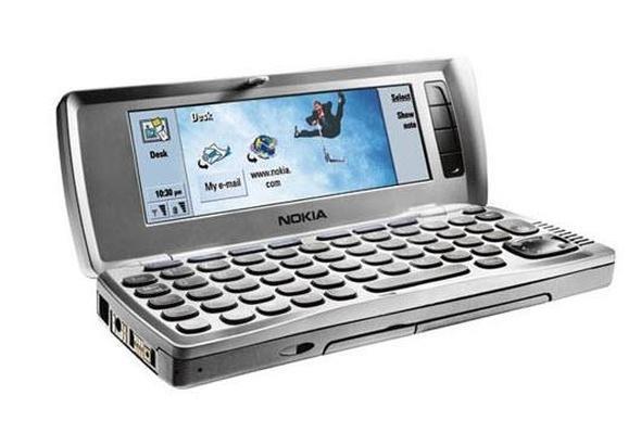 Nokia 9210i Communicator  -  QWERTY klavyesiyle 2002 ylnda sata sunulan Nokia 9210i Communicator 52 MHz ARM 9 ilemciden g alyordu.