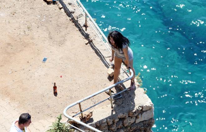 Telefonu yere atan gen kz, daha sonra falezlerin kenarna geldi. Buradaki korkuluklara tutunan Y.'yi grenler, durumu 112 Acil ar Merkezi'ne bildirdi. ar zerine olay yerine salk ve polis ekipleri sevk edildi.