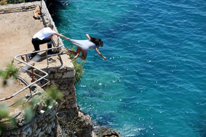 Bu srada S.Y., elindeki bo bira iesini bana vurup krd. Elindeki krk ieyle kendisine zarar vermekle tehdit eden S.Y., birann yanna braklmasn istedi.