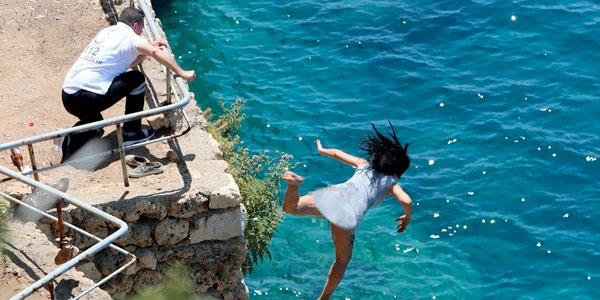 ieyi brakan salk grevlisinin geri gitmesi zerine S.Y. bulunduu yerden inerek ieyi almak iin geldi. Ancak S.Y., bu srada kendisine doru gelen salk grevlisini fark edince kendisini bolua brakt.