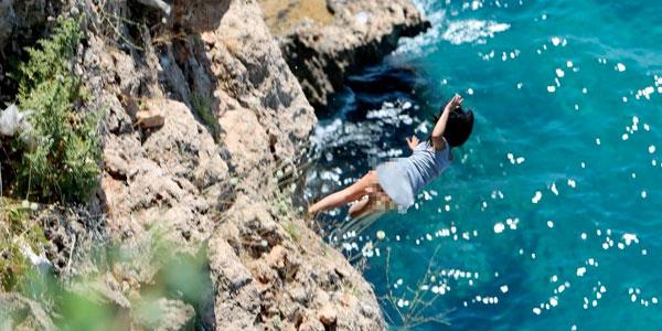 Denizde bekleyen ekiplerce bota alnan S.Y., Kaleii Yat Liman'na getirildi. Burada salk grevlilerinin mdahale ettii S.Y., ambulansla Antalya Eitim ve Aratrma Hastanesi'ne gtrlerek tedaviye alnd. Gen kzn hayati tehlikesinin bulunmad belirtildi.