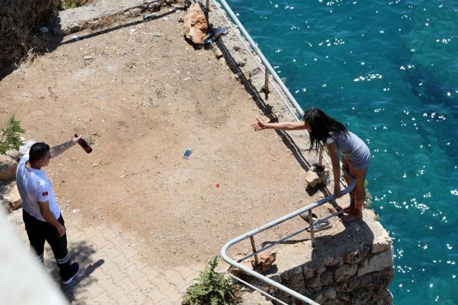 ANTALYA'da, erkek arkadayla tartp bunalma giren 23 yandaki S.Y., falezlerin kenarnda alkol almaya balad. Bir salk grevlisinin tirtnden yakalayp tutamad S.Y., 30 metreden denize atlad.