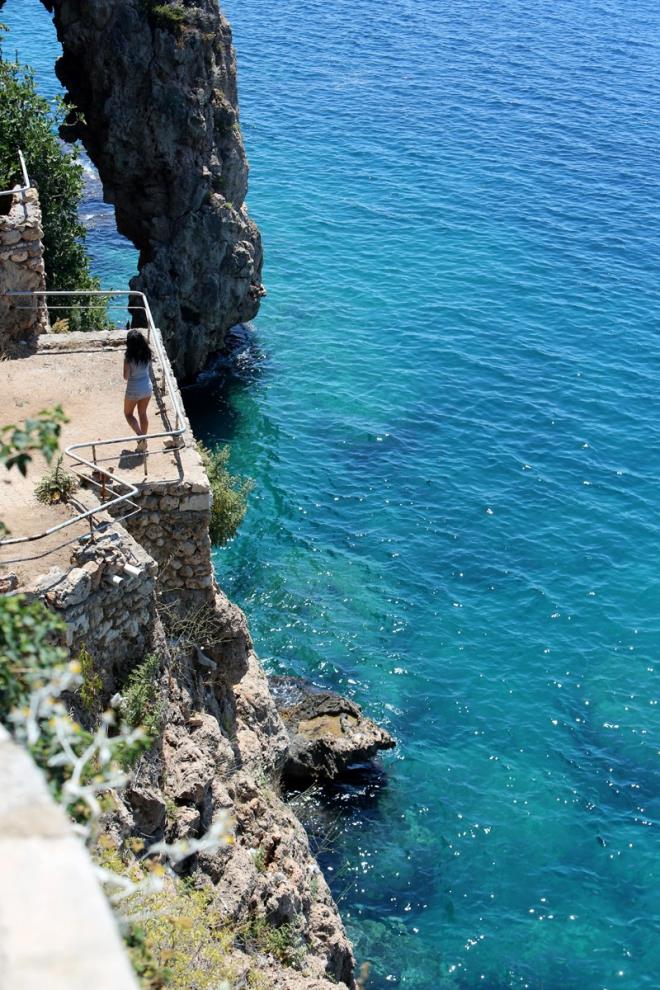 ddiaya gre erkek arkadayla tartp bunalma giren S.Y., bir sre alkol aldktan sonra saat 11.00 sralarnda Konyaalt Caddesi'ndeki falezlere geldi. Burada alkol almayan devam eden S.Y., sk sk telefonla konuarak alad.