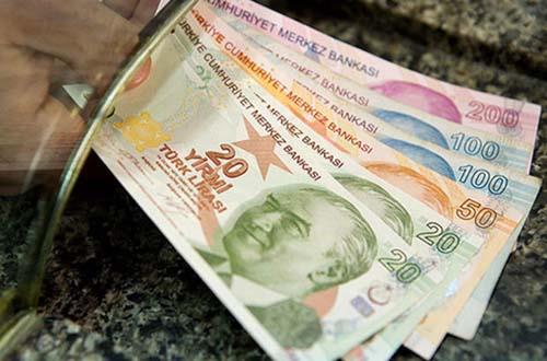 Haziran ay enflasyon rakamlarnn aklanmas ile birlikte devlet memurlar ve memur emeklilerinin alaca enflasyon zamm da belli oldu Buna gre memurlar, temmuz aynda alacaklar yzde 4'lk toplu szleme zammna ek olarak yzde 2.89 orannda enflasyon fark zamm alacak. Bylece temmuz aynda memur maalarna yaplacak zam yzde 6.89 olacak.