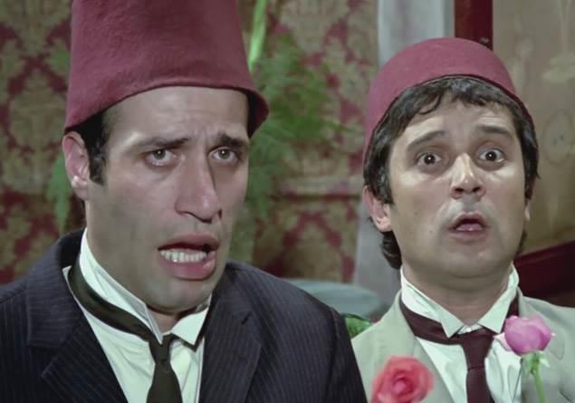 Her telden insann istisnasz sevdii ender isimlerden biri olan Kemal Sunal'n 17. lm yldnm bugn.  <p>  3 Temmuz 2000'de aramzdan ayrlan oyuncu, ilki 1972 yapm Tatl Dillim olmak zere 82 filmde rol ald.<p>  En son 1999 yapm Propaganda filminde yer alan Kemal Sunal, Balalaika filminin ekimlerine katlmak zere bindii uakta geirdii kalp krizi sonucu hayatn kaybetmiti.<p>  1977 ylnda Kapclar Kral filmiyle Altn Portakal kazanan Kemal Sunal ile zdeleen 12 karaktere gz atalm.