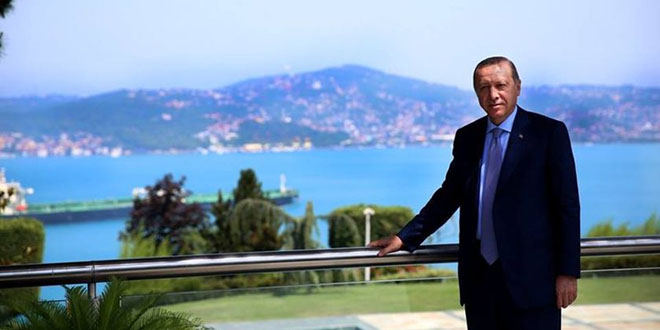 Fotoraflarda Cumhurbakan Recep Tayyip Erdoan'n arkasnda stanbul Boaz'nn manzaras grnyor.