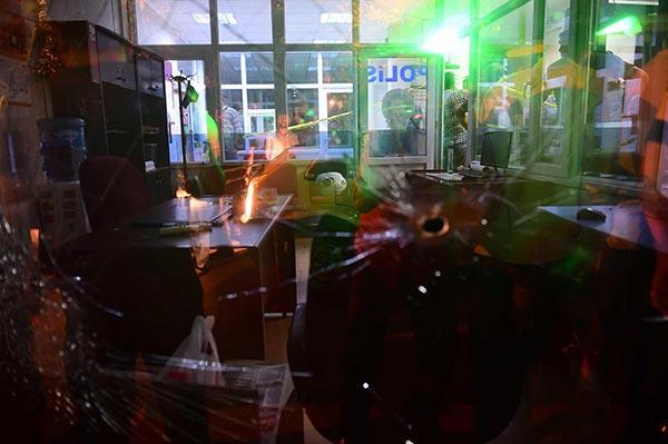 Bursa&#8217;nn Gemlik ilesinde adliye nnde polisi ehit edip bir avukat vurduktan sonra intihar eden ahsn, adliyeye gelmeden nce eski eini de evinde yaralad ortaya kt. Olayda ar yaralanan avukatn da hayatn kaybettii renildi.