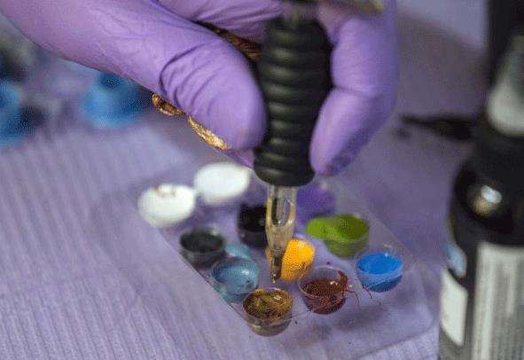 eker hastalarna yaplan dvme hastaln ykselip dme derecesine gre renk deitiriyor.  Bu ekilde eker hastalnn lmcl bir hastalk olarak ortadan kaldrmay hedefliyorlar.