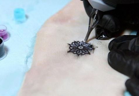 Dr. Lars Krutak farkl corafyalara gerekletirmi olduu seyahatlerinde belirli hastalklar hafifletmek iin uygulanan baz kabile dvmelerini kefetti.