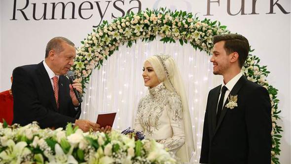 Cumhurbakan Recep Tayyip Erdoan, TBMM Bakan smail Kahraman ve Babakan Binali Yldrm, Cumhurbakanl Genel Sekreter Yardmcs ve Szcs brahim Kaln'n kz Rumeysa Kaln ile Furkan Karabulut'un nikah treninde ahitlik yapt.