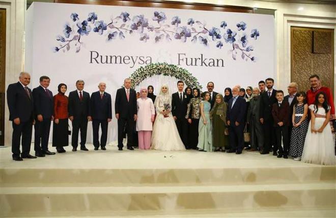 Nikah trenine, Cumhurbakan Erdoan'n ei Emine Erdoan, eski Babakan Davutolu'nun ei Sare Davutolu, baz bakanlar, Ankara'da grevli bykeliler ve misyon temsilcileri ile dier davetliler katld.