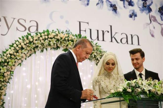 iftin nikahn, Ankara Bykehir Belediye Bakan Melih Gkek kyd. Nikah ahitleri ise Cumhurbakan Erdoan, TBMM Bakan Kahraman, Babakan Yldrm, 11. Cumhurbakan Abdullah Gl ve eski Babakan Ahmet Davutolu oldu.Daha sonra geline, nikah czdann Cumhurbakan Erdoan verdi.