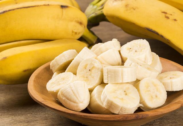 Muz--  Bir muzda ortalama 110 kalori ve 14 gr eker bulunur. Fakat muzdaki yksek miktarda potasyum tansiyonu drmeye yardmc olduu gibi, iinde bulunan antioksidan ve C vitamini de kanser riskini azaltr.