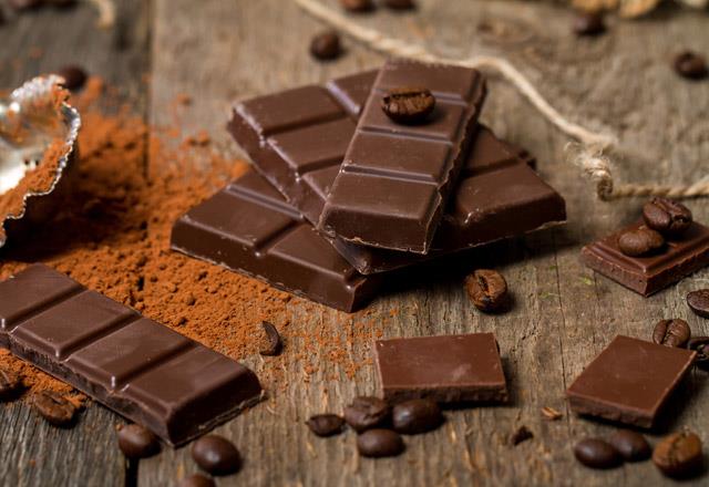 ikolata--  ikolata, bilinli tketildiinde vcutta stresi yok eden kortizon hormonunun salglanmasn salyor. Ayrca kan basnc ile kolesterol dzenliyor ve beyni daha hzl altryor.