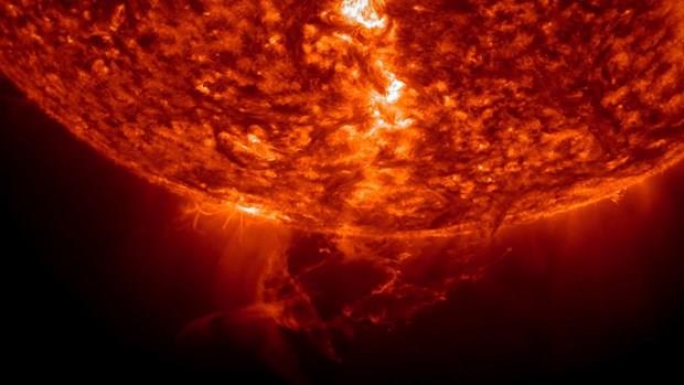 Gne'in aktiviteleri, manyetik alanndaki deiimlere bal leke ve patlama saysna gre llyor. Gne'in en aktif olduu noktadan bir sonraki doruk noktasna kadar yaklak 11 yl geiyor. Yldz'n en aktif olduu zamanlarda yeryznde manyetik kasrgalar meydana geliyor. Sz konusu kasrgalar hem teknik sorunlara yol aabiliyor, hem de insanlarda halsizlie neden oluyor.