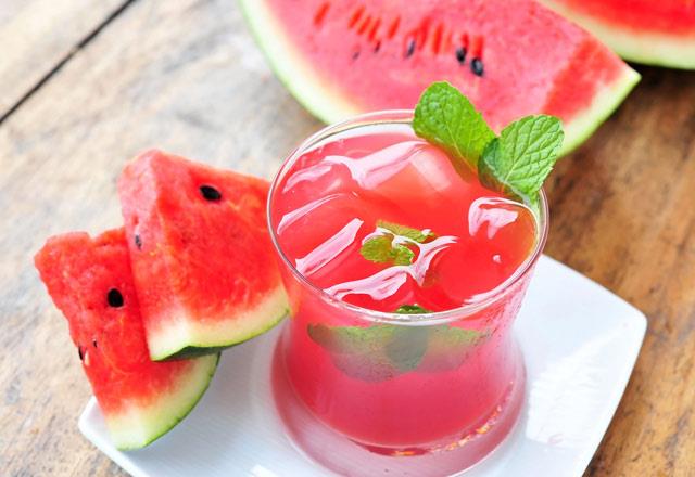Yaz aylarnn favori meyvelerinden olan karpuzlar birka dilim keserek ii buz dolu bir suya atn. zerine biraz nane ekleyerek yarm saat sonra karm iebilirsiniz.