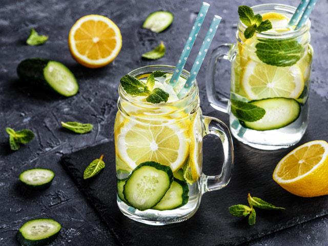 Ferahlatc bir detoks iecei iin doradnz salatalklar birka dilim limonla birlikte souk suyun iine atn. Karm iki saat buzdolabnda bekletin. Dilerseniz karma nane de ekleyebilirsiniz.