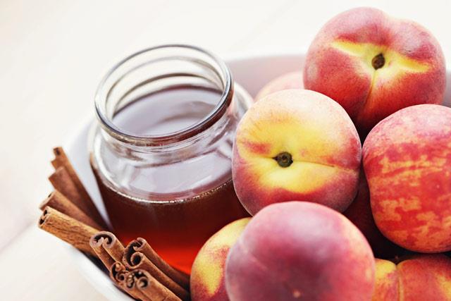 eftali dilimlerini ince ince dorayarak buzlu su ierisine atn. Tarn ubuklarn da tat vermesi ve tokluk hissi iin detoks suyunuza ilave edebilirsiniz. Karm buzdolabnda bir saat bekletin.