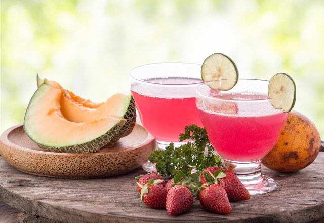 Yazn olmazsa olmaz meyvelerinden biri de kavun. ilek ve kavun dilimlerini kk paralar halinde dorayarak su dolu srahiye atn ve ierisine biraz tarn ubuu koyun. Buzdolabnda bekleteceiniz karm yaz gnlerinde damak tadnzda ho bir lezzet brakacak.