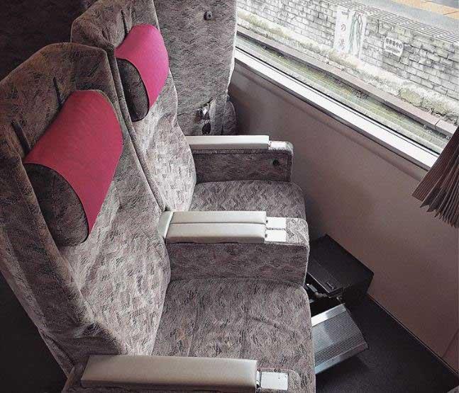 1. Hareket ettirilebilir koltuk<p>Japonya'da ok gelimi bir demiryolu a mevcut. lkenin her yerine tren kullanarak gitmek mmkn. Yolunuz Japonya'ya der de trene binerseniz karnzdaki yolcu yerine camdan dar bakmanz salayan hareket ettirilebilir koltuklar mevcut.