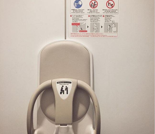 3. Bebeim hep gzmn nnde olsun<p>Doal olarak tuvalet ihtiyacnz gidermek zorunda olduunuz anlarda aklnz bebeinizde kalmasn diye Japonlar byle gzel bir bulua imza atm. Klozetin hemen karsnda bebeinizi oturtabileceiniz bir koltuk mevcut.