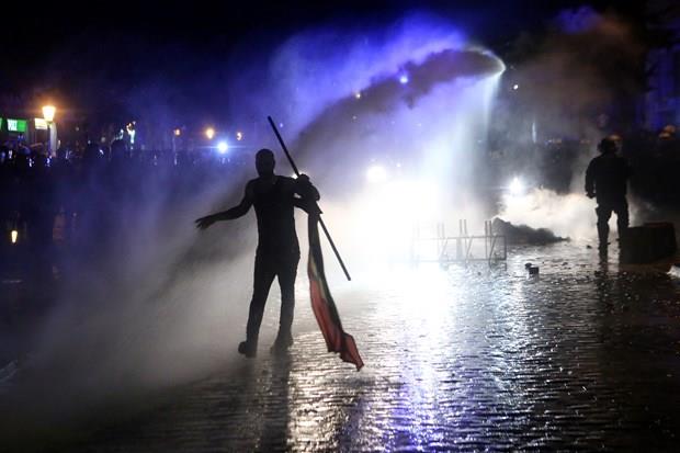 Almanya'da G20 Liderler Zirvesi'nin dzenlendii Hamburg ketinde zirve kart gsterilerde protestocular barikatlar atee verdi. Gzterilerde 196 polis yaraland, 83 kii gzaltna alnd