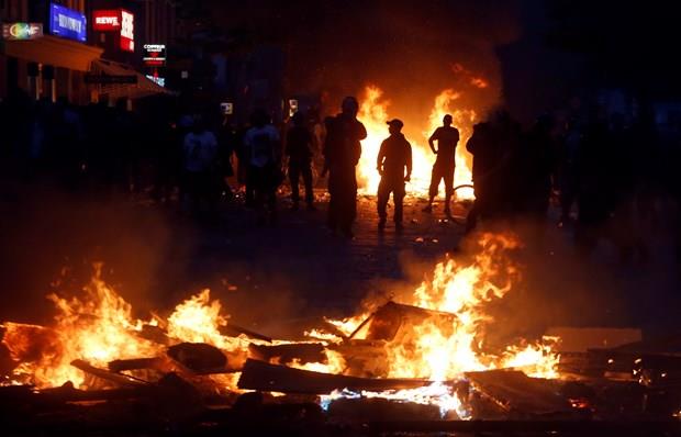 Ayrca polis, Twitter hesabndan, medyadan ve olay yerinde bulunan kiilerden grnt almamalarn ve paylamamalarn istedi.