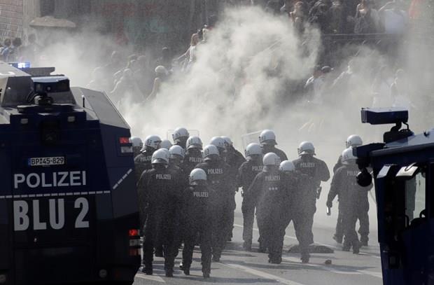 "Tm Hamburg polislerden nefret ediyor." sloganlar atan gstericiler, parke talarn skerek polise frlatt.