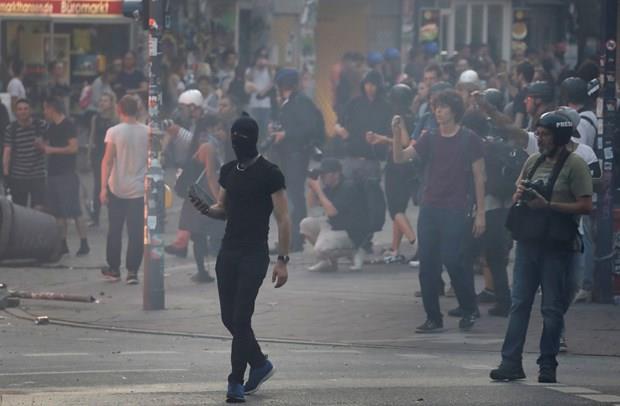 Birok gstericinin demir sopalar tad grlrken, baz protestocular sapanlarla polise saldrd.