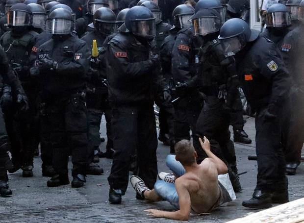 Hamburg polisi gstericilere mdahale etmeye balad ve olaylarn yaand blgede her eve girileceini aklad.