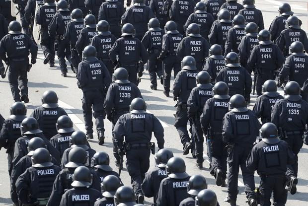 Polis, sradan vatandalara blgeden uzak durmalar arsnda bulunarak, blgede ar sularn ilendii ve durumun ciddi olduunu aklad.