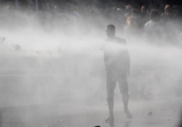 Hamburg'da gn boyunca devam eden gsterilerde, ok sayda ara ve barikat atee verilmiti.