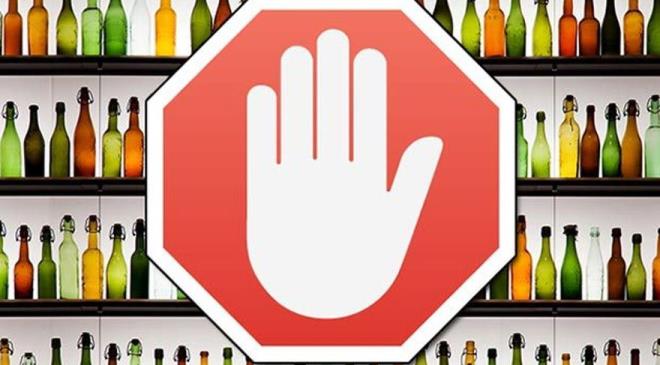 zellikle yaz aylarnda artan alkol tketimi de yine kilo kayplar iin engel tekil edebilir. Alkol hem yksek enerji iermesi hem de diretik, yani sv atmn artran zellikleri ile yalanmay artrabilir.