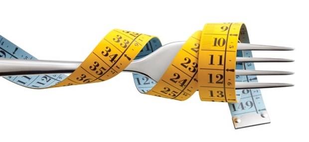 Hangi yntemle olursa olsun yaplan diyetlerden sonra mutlaka yeniden kilo alnr m?<p>    Hedeflenen kiloya ulaldnda rendiimiz salkl alkanlklara devam etmeliyiz. Kiloyu korumann srr, protein, karbonhidrat, ya dengesi ve egzersizle uygulanan programn doru seiminde yatar. Kilo koruma yntemi, normal nnzde almanz gerekenden daha ok kalori aldysanz bunu dengeleyebilmeyi salar. Bu nedenle, ipin ucunu kardnz dndnzde, o gnn akam ve ertesi gnn lenini orba, salata, zeytinyal, yourt, meyve gibi hafif besinler tketerek, alnan fazla kalorileri, dengelemeye alabilirsiniz. Ancak ok dk kalorili bir beslenme program ile kilo verdiyseniz, bu kilolar geri almanz neredeyse kanlmaz.