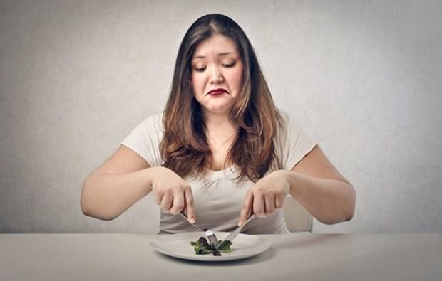 Yaz aylarnda zellikle yenmesi ve uzak durulmas gereken yiyecekler nelerdir?  <p>  Scak havalarda vcudun en nemli ihtiyac sudur. Siz terlemediinizi dnseniz de hava scakl ve nem ile deri, solunum, idrara ve dk ile normalden fazla su kayb olur. Bu kayp elektrolit kayb ile beraber, tansiyon dengesizlii, ba ars ve halsizlik, yorgunluk yapabilir.