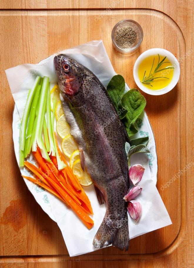 Scak havalarda su, vitamin ve mineral ierii yksek meyve, sebze ve tam tahllara dayal bir beslenme ekli daha uygundur. Akdeniz diyeti bunun iin en uygun rnektir. Balk, zeytinyal sebze, meyve ve salata en iyi seimdir.