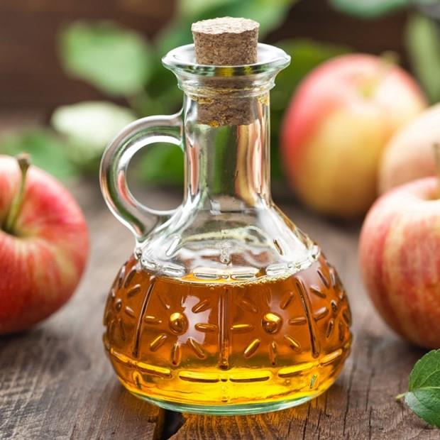 Diyette sirke efsanesinin gereklii var mdr? Sirke imek ya yakmaya yardm eder mi?<p>    Sirke aslnda saysz faydas olan ve kimyasal adyla asetik asit olarak geen bir trevdir. Sirke, zayflamaya dolayl da olsa etki ediyor, fakat ok dikkatli bir ekilde tketilmesi gerekiyor. Yaplan bir aratrma sonucuna gre, elma sirkesinin, Trigliserit ve LDL kolesterol dzeylerinde azalma salad biliniyor. Yalnz mide ve barsak sorunu olanlar tketmemelidir. Sebze veya salatalara sirke katlmas daha salkl bir seim olacaktr.