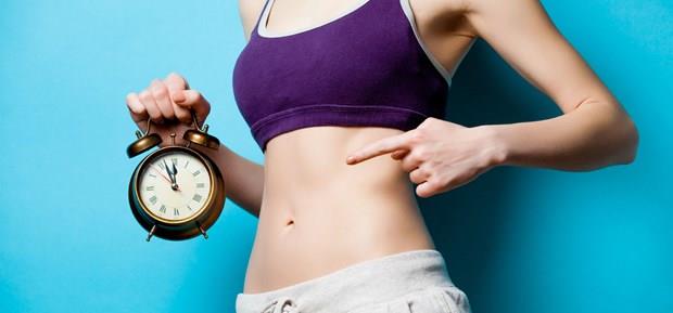 yi bir diyet iin beslenme saatleri nasl olmal?  <p>  Beslenme saatlerindeki en nemli nokta, uyandmz ve uyuduumuz saatlerdir. Uyandktan sonra bir saat iinde kahvalt yaplmal ve mmkn olduka hzl bir ekilde metabolizma aktif hale getirilmelidir. Her 2-4 saat aralnda muhakkak bir n ya da ara n tketmek metabolizma hznn artmasn salar, 3 ana + 3 ara n modeli klen porsiyonlarla beraber hem ikinlik probleminin zlmesi hem de enerji dengesinin kurulabilmesi iin ideal bir model olacaktr. Yatmadan 2 saat nce de beslenmeyi durdurmakta fayda var.