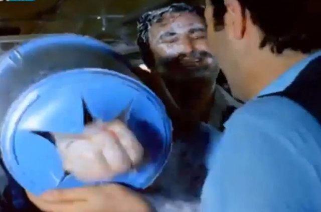 "Sakar akir" filminde kovann dibinin nceden krk olmas kameraya byle yansyor.