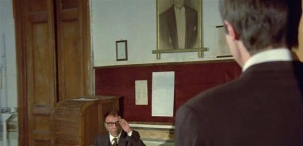 Filmde Ahmet ile Mahmut Hoca vedalarken bir set alan da kadraja giriyor.