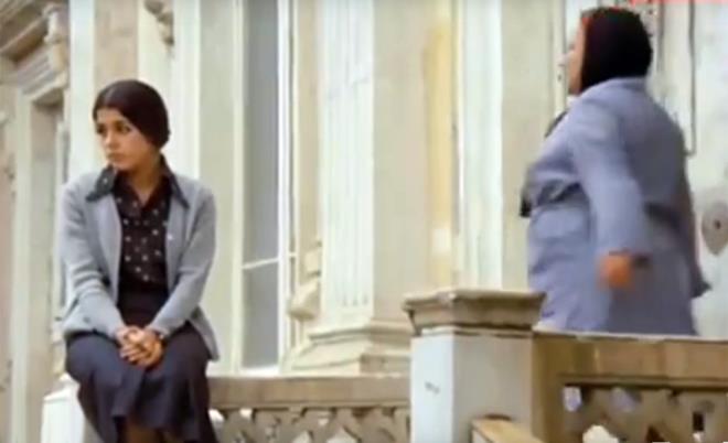 1976 yapm "Hababam Snf Snfta Kald" filminin bir sahnesinde set ekibi kadraja giriyor.