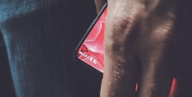 ESSENTAL'IN PL ZELLKLER NELER?  <p>      Hzl arj zelliine sahip olan ve 3 bin 40 mAh&#8216;lk pille birlikte gelen Essential, drt farkl renk seeneine sahip.