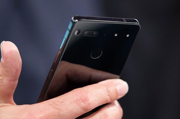 Andy Rubin'in tantm olduu Essential Phone'un normal artlarda kullanclarn ellerine ulam olmas gerekliydi, fakat telefon halen nakliyat problemleri yaamaya devam ediyor.