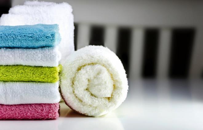 <p>2- Banyoya en kr kr havlular aslmal</p>    Dantelli, bol ssl havlular ile banyonuzu diskotek kvamna getirin.    yle bir ssleyin ki, &#8220;Az pullu olanndan yok mu bu havlunun? Elimi mi kuruladm, zmparaladm m belli deil&#8221; desinler, havlunun en yumuak yerini arasnlar.