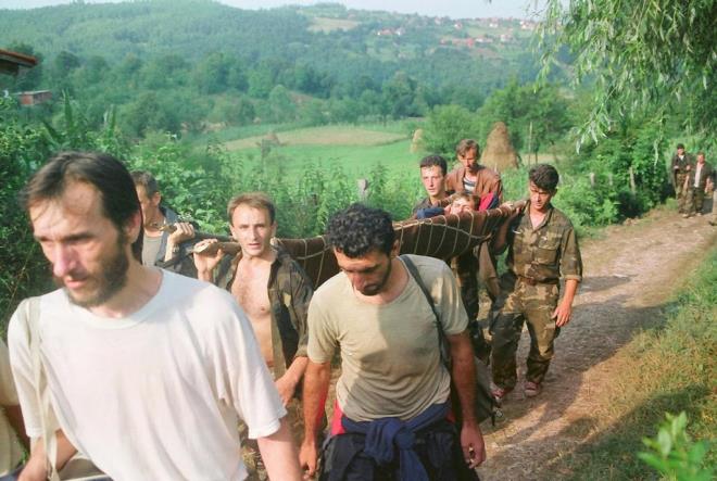 O gne dair en duygusal ansn anlatan Bayri, iki erkek kardein yedi gn boyunca dier kardelerini srtlarnda tayarak gvenli blgeye getirmesinin kendisini en ok etkileyen hikayelerden biri olduunu syledi.  <br>  Bayri, ''Srebrenitsal iki karde, yolculuun bandan beri dier kardelerini srtlarnda gvenli blgeye tamt. Buraya vardklarnda ise kardelerinin oktan ldn fark ettiler. Feryatlar ykseldi'' eklinde konutu.